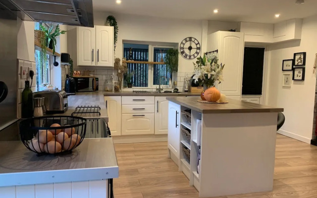 Impeccable 3-bed Bungalow Near Launceston