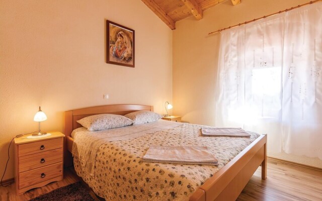 Beautiful Home in Divsici With Wifi and 2 Bedrooms