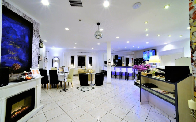 Ascot Hotel