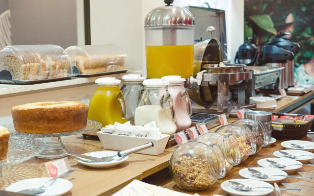 CLH Suites Domingos Ferreira