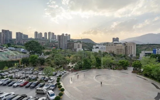 Intime Hotel (Panzhihua College Wanda Plaza)