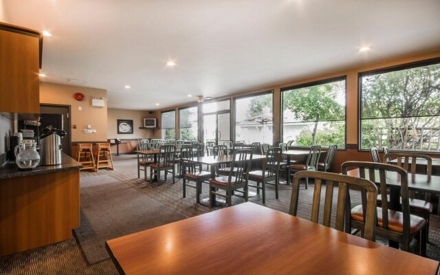 Econo Lodge & Suites