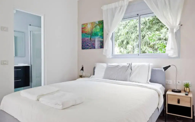 Beautifully Renovated 2BR with Balcony Beachfront*