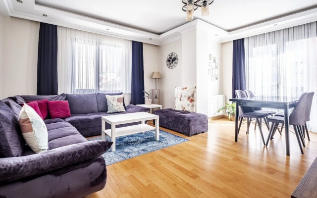Flat in Maltepe With Balcony Near Shopping Malls