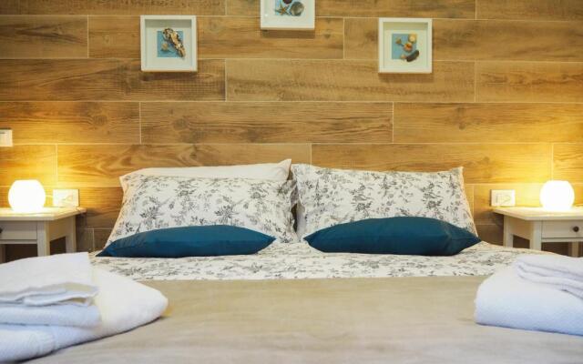 LA BRIGATA APARTMENTS Yellow House