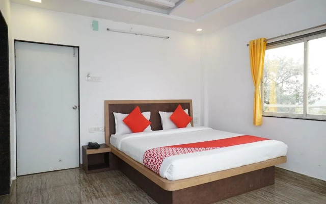 OYO 18730 Galaxy Inn