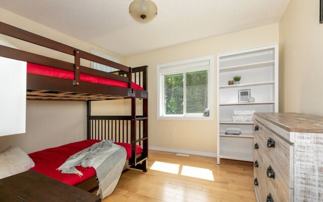 LUXURIOUS 5-Br Acreage | Year-Round Heated Pool & HotTub | Mtn View | Pool Table