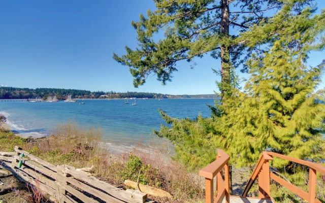 Waterfront PNW Escape w/ Deck & Beach Access!