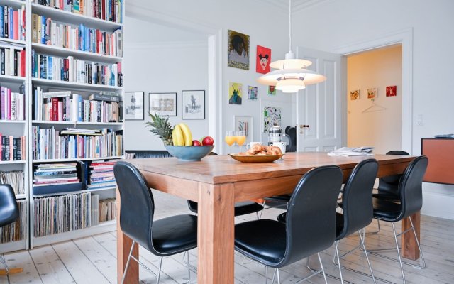 Beautiful 2 Bedroom Apartment With Designers Furniture In Downtown Copenhagen