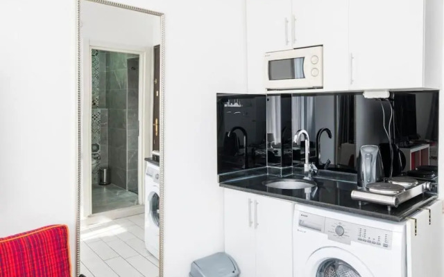 Cute 1 Room w/AC 300 meters to Istiklal Street