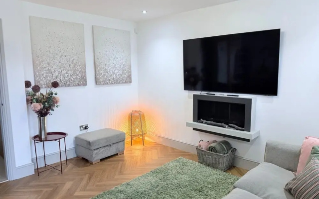 Luxury House - Sleeps up to 6 - Near Nec