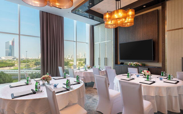 Отель Taj Jumeirah Lakes Towers