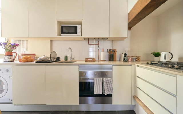 Sunny Pink Street Historical Apt, By TimeCooler