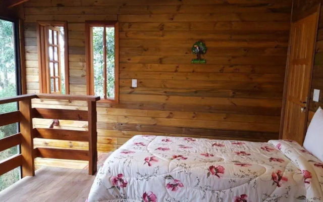 Chalé dos Tucanos- Parede de vidro com linda vista