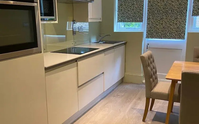 Charming London Apartment With Garden Views