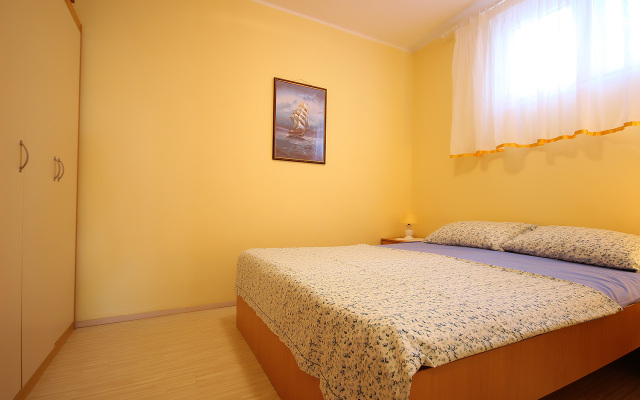 Apartment Dino - apartments with hot tub: A1 Novalja, Island Pag