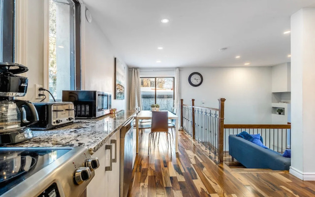 Chic Townhome with Garage Dt MTL