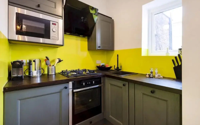 Bright 1BR + Balcony by Hyde Park