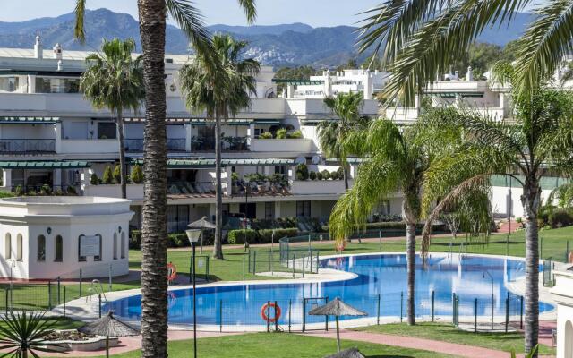 LCR4- Large 3 bed apt close to beach, port