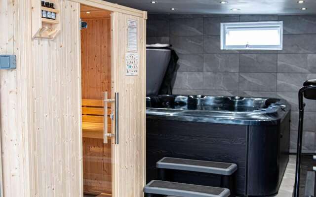 1-bed Apartment With Private hot Tub, Sauna & gym