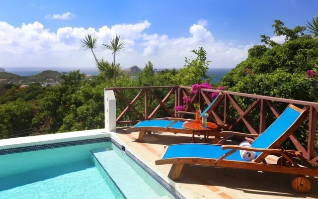 Bella Vista 3 Bedroom Home by RedAwning