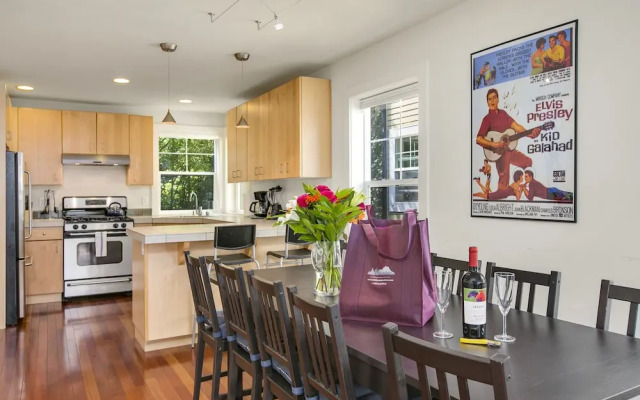 Seattle Vacation Home: The Library