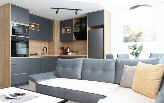 Deluxe Two Bedroom Condo & Pool on 5th Floor