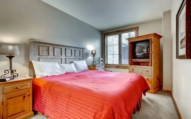 River Run Village 2 Bedroom Condo - 100 yards to slopes, Pool, Hot Tub Access