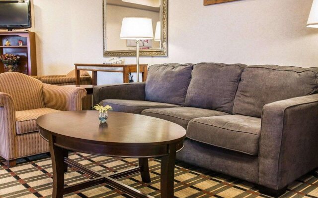 Comfort Suites South Haven near I-96