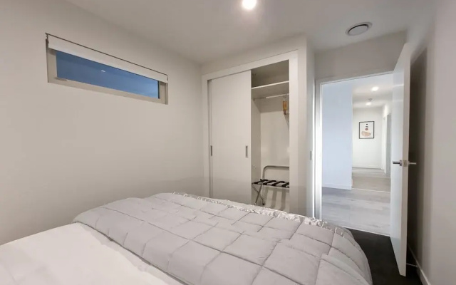 Luxe Apt w Harbour-Sunset Views -Parking