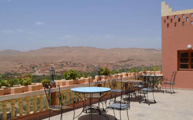 Hotel Almanader