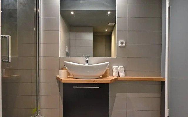 Gazi Metro APT Urban Balcony Oasis