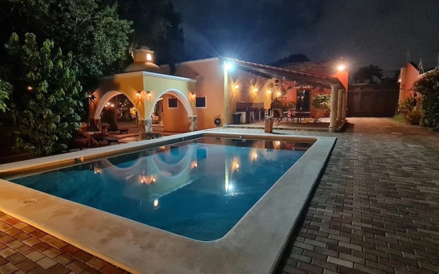 Espectacular casona con alberca y jardines