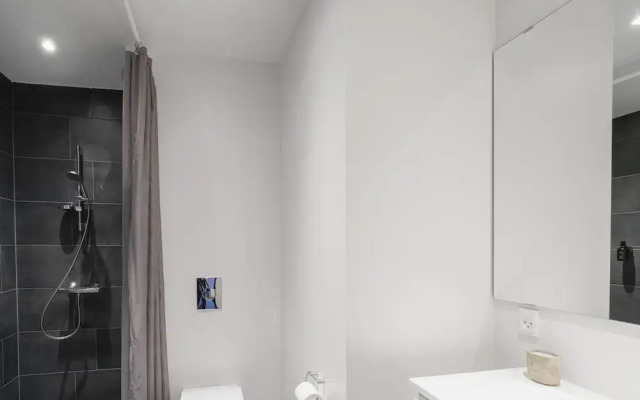 Fantastic Apartment w French Balcony