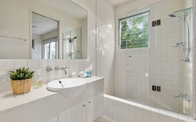 Sunshine Beach, Self Contained Unit, Beach Views - Unit 2 Elouera, 44 Elanda Street – Bathroom – Sunshine Beach