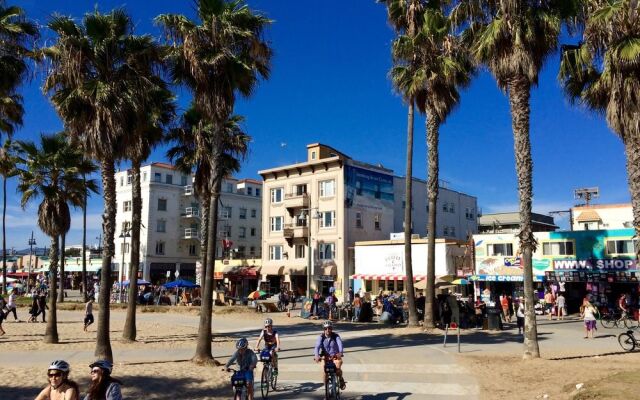 Venice Beach Suites  Hotel