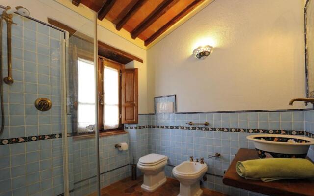 Beautiful Farmhouse With Heated Pool and Jacuzzi-mulino Della Villa