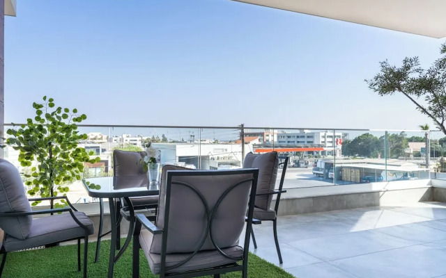 Doria 2-Bedroom Apartment & Balcony in Larnaca