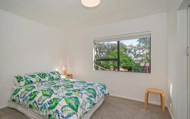 Manuka Bach - Matarangi Holiday Home