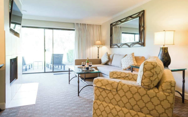 Luxury Napa Getaway Golf Views King Bed