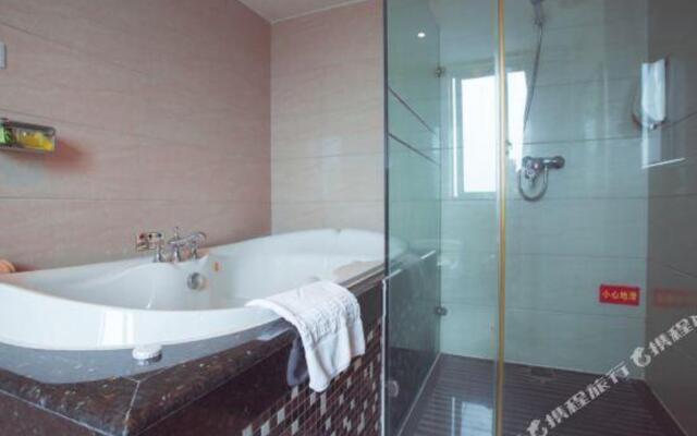 Mingzhao Hot Spring International Hotel