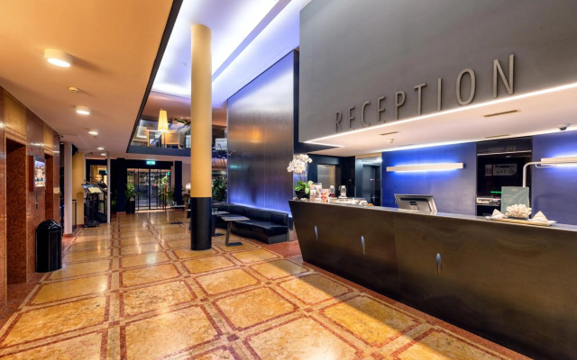 Central Plaza Hotel