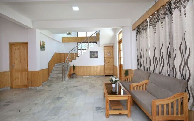 OYO 9995 Manali Plaza