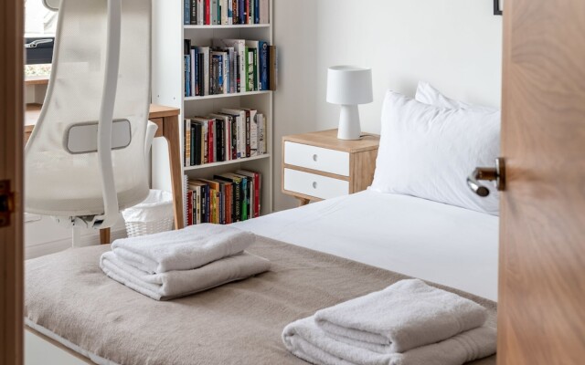 Modern Brixton Jewel Apartment