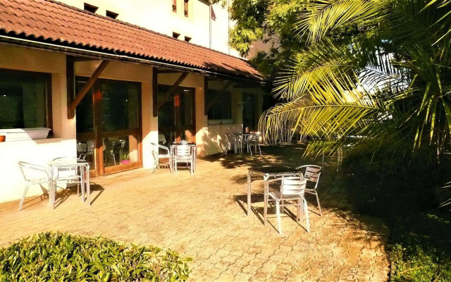 Brit Hotel Confort Pau Lons