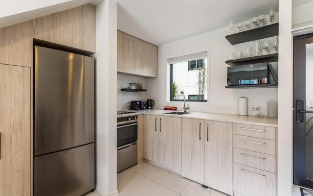 Modern 2br Townhouse Close To Aucklands Best