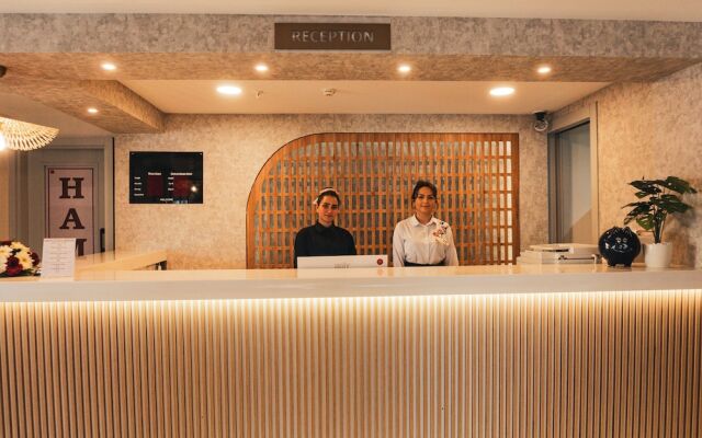 Adella Side Hotel