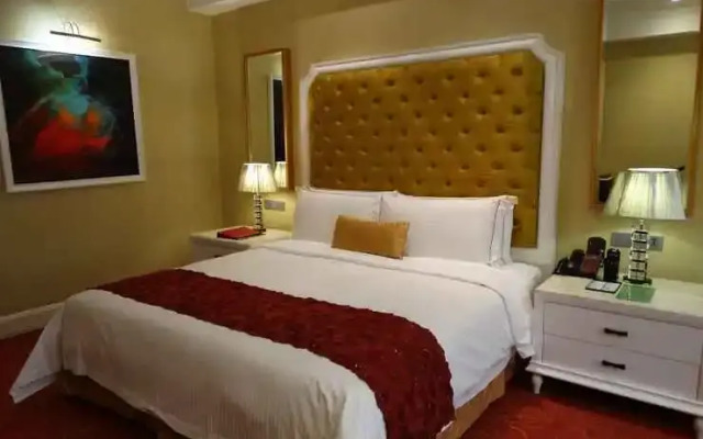 Maxims Hotel