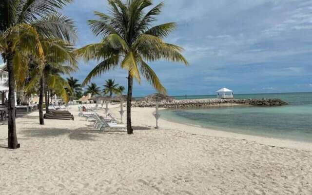 Palm Cay Beach Club & Marina