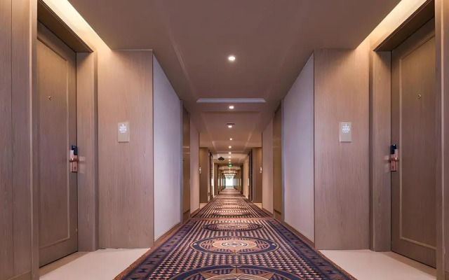 Vienna International Hotel (Haikou Old Town High-speed Railway Station)